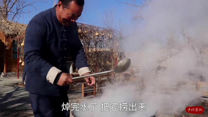 《乡村老流氓美食记》39_680买个大牛头，费了九牛二虎之力卤熟，农村10人围一桌，真叫香