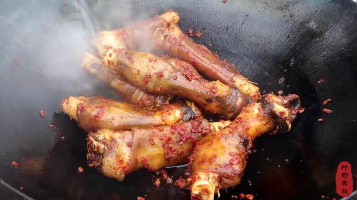 《乡村老流氓美食记》282_驴蹄子这样吃才叫爽，大叔4根黑驴蹄下锅红烧酱焖，真是太解馋了