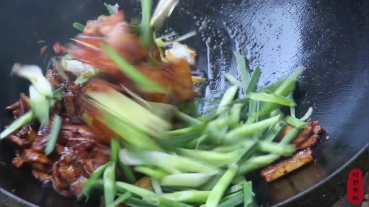 《乡村老流氓美食记》175_回锅肉！一块五花肉，先煮后炒有诀窍，吃着肥而不腻，真下饭