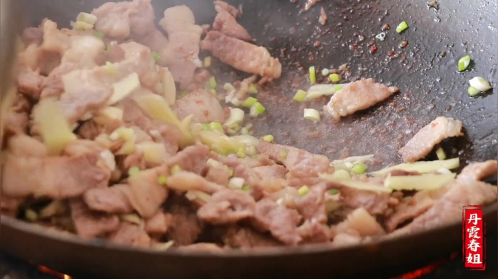 《漂亮娘们儿美食记》382_陕北婆姨教大家做拿手菜，雪天做猪肉白菜烩菜，好吃到要舔盘子了