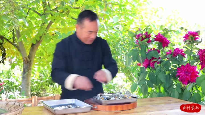 《乡村老流氓美食记》123_肉蟹煲！花300买大闸蟹，独门酱料秘制，家人吃出万元大餐的感觉