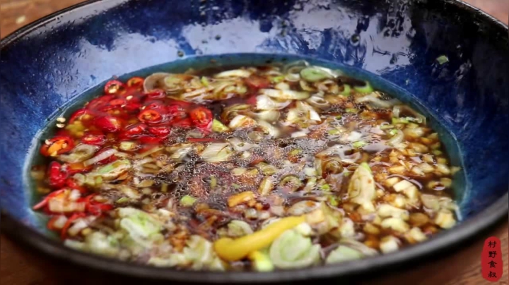 《乡村老流氓美食记》214_做个椰子螺下酒，第一次吃这么大的海螺，就辣根直上头，过瘾