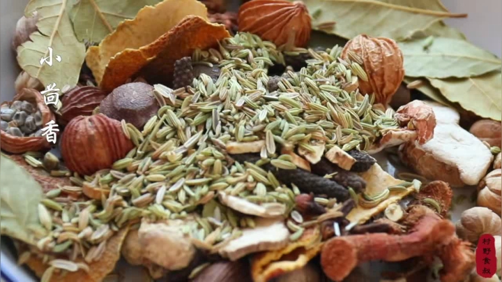 《乡村老流氓美食记》286_年夜菜卤猪蹄是必备，大叔一次卤15个，老两口每人一个先解馋