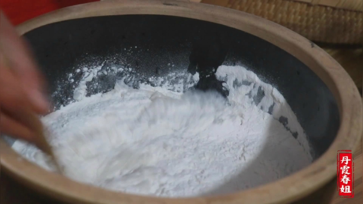 《漂亮娘们儿美食记》387_榆林知名小吃“风干羊肉剁荞面”霞姐厨艺太好，一顿吃3碗不想放