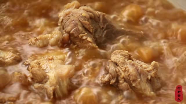 《乡村老流氓美食记》215_买点大棒骨，做酱骨头，农村10人围一桌，骨髓是真香，过瘾