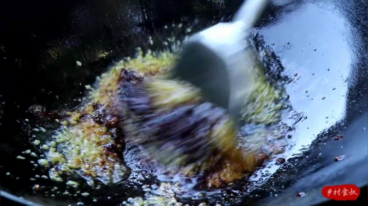 《乡村老流氓美食记》150_水煮驼肝！20买了块骆驼肝，做成麻辣味，老婆子就着米饭吃痛快了