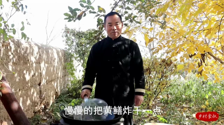 《乡村老流氓美食记》112_食叔嘴馋，买些黄鳝辣炒解馋，出锅直接上手啃，鲜嫩弹牙，看饿了