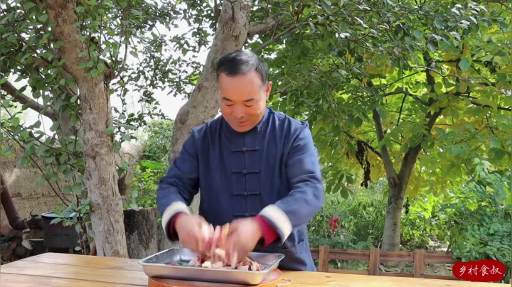 《乡村老流氓美食记》122_都说驼峰是好东西，食叔整1个给老婆做溜串，味道真是名不虚传