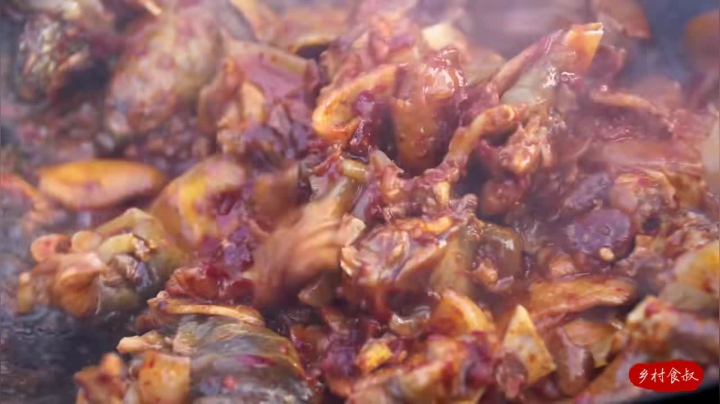 《乡村老流氓美食记》57_220买两只甲鱼，食叔做甲鱼火锅，老婆抱着裙边啃，越吃越香