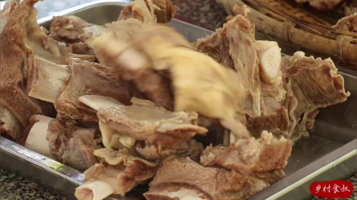 《乡村老流氓美食记》147_酱焖驼排！整一块骆驼排铁锅炖半天，农村好友围一桌，啃得过瘾