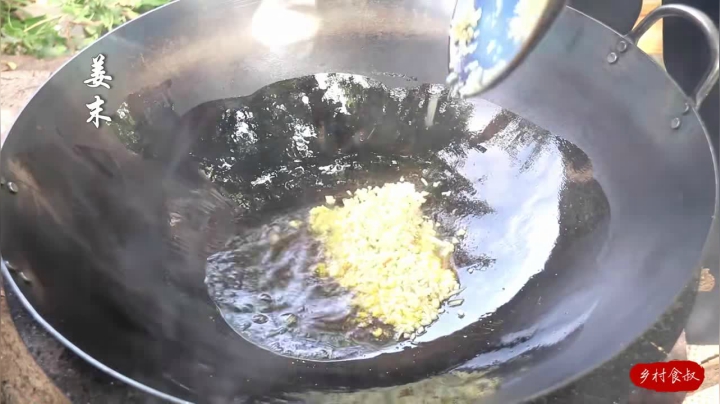 《乡村老流氓美食记》140_4种最常见的肘子做法，蒸烤烧炸制作全公开，红烧白切有绝招！