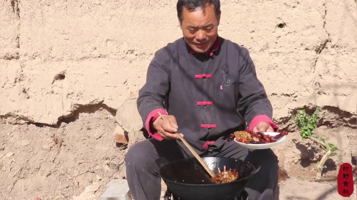 《乡村老流氓美食记》265_食叔爱吃手撕鸡，5斤小母鸡直接下锅炖，做个椒麻鸡，不忘喝口酒