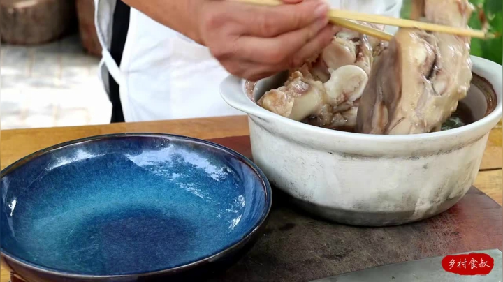 《乡村老流氓美食记》142_都说驼掌是好东西，食叔整2个给老婆做扒驼掌，吃一口彻底看饿了