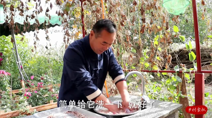 《乡村老流氓美食记》121_五香牛肉！花半天时间卤牛腱子，农村小院和朋友吃肉聊天，真满足