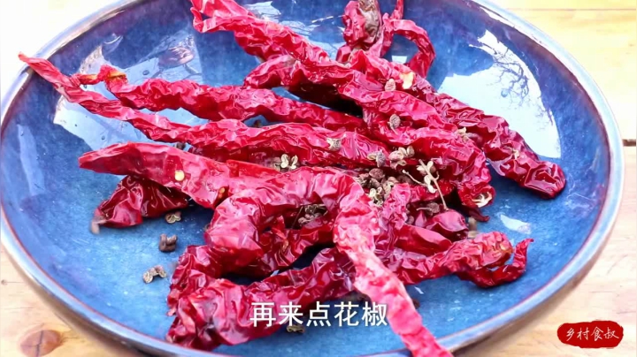 《乡村老流氓美食记》89_1根肥肠，1只鸡，炖上半天鲜香浓郁，和老婆围着锅吃，不要太爽