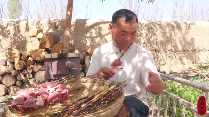 《乡村老流氓美食记》241_今天整几个红柳烤串，吃着羊肉串，喝着啤酒，过瘾