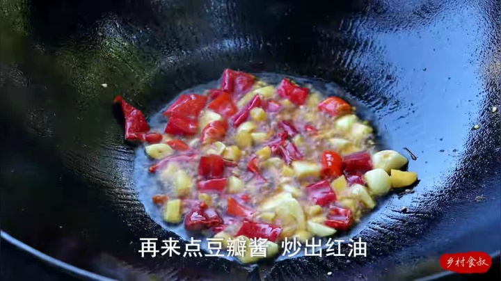 《乡村老流氓美食记》118_老婆嘴馋想吃鱼，买几条她没吃过的黄骨鱼，红烧酱焖，吃上瘾了