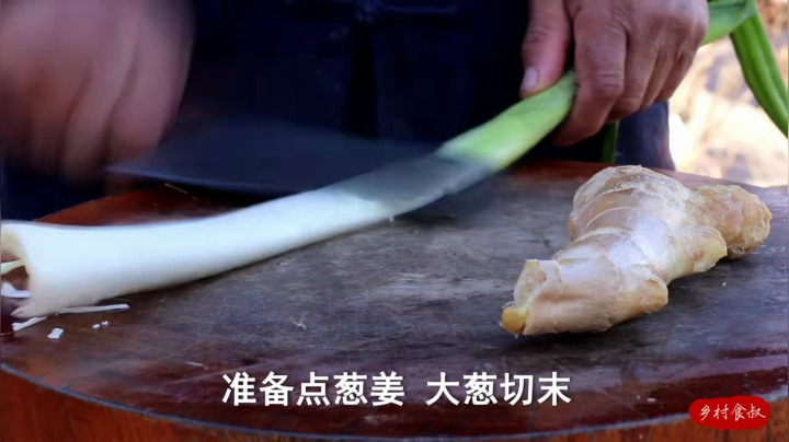 《乡村老流氓美食记》54_160买半扇排骨，食叔请朋友吃“酱排骨”，出锅直接上手啃，真香