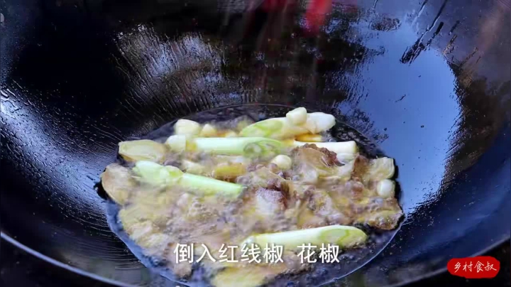 《乡村老流氓美食记》104_这么大的草鱼头次见，做“铁锅炖大鱼”，5个人围着锅，越吃越香