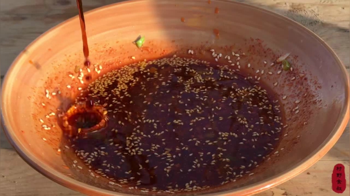 《乡村老流氓美食记》272_牛身上最香的一定是这膝盖骨，大口啃起来真叫爽，看得我飚口水都