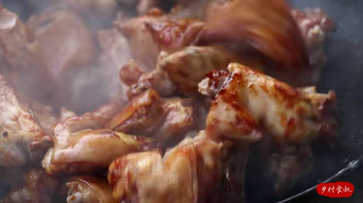 《乡村老流氓美食记》111_天冷请兄弟们来啃猪蹄，红烧大半天，软烂化渣真够味，不要太爽