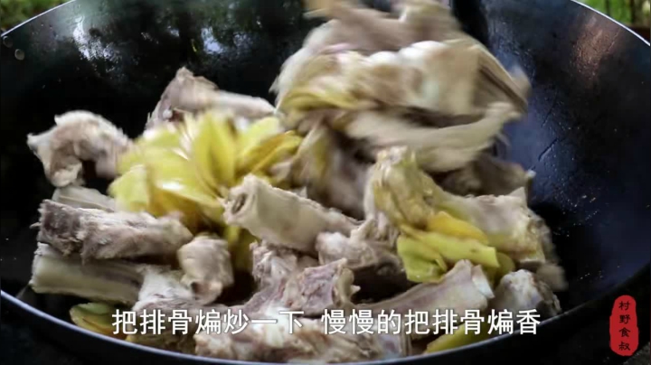 《乡村老流氓美食记》188_买点儿排骨，做一道“姜辣排骨”，酥烂脱骨，两口子吃过瘾了