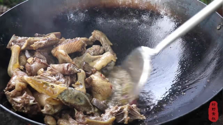 《乡村老流氓美食记》189_宰个乌棕鸭，用啤酒炖烂乎？？，酱香入味，哥俩大口吃真过瘾