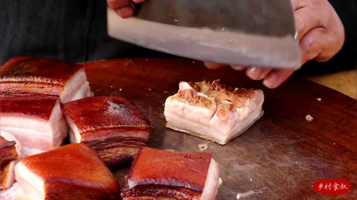 《乡村老流氓美食记》69_都说雪梨做红烧肉才是极品，今天给老婆整一锅，味道果然名不虚传