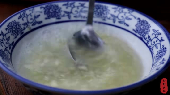 《乡村老流氓美食记》225_280块买15斤猪蹄烤着吃，先卤后烤，叔侄仨啃着猪蹄喝着酒，过瘾