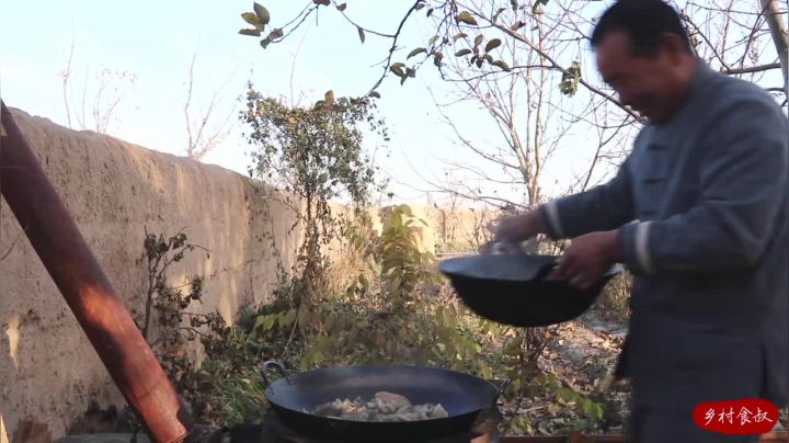 《乡村老流氓美食记》101_都说鱼羊同锅鲜美绝伦，天冷请邻居们吃肉喝汤，味道果然名不虚传