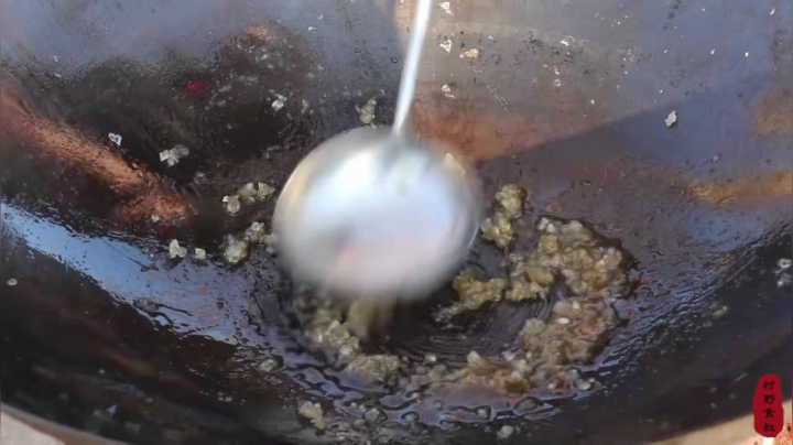 《乡村老流氓美食记》283_驴头这样吃才叫爽，大锅炖3小时，咸香入味，老哥俩吃着真爽