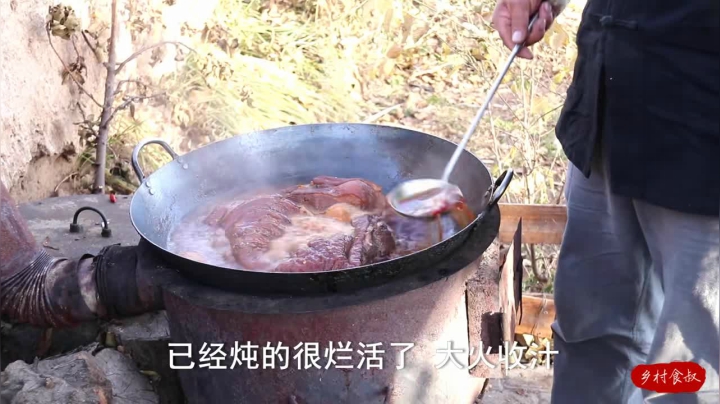 《乡村老流氓美食记》93_天冷了，食叔叫哥们吃羊腿，整条羊腿直接烧，皮筋肉烂，不要太爽