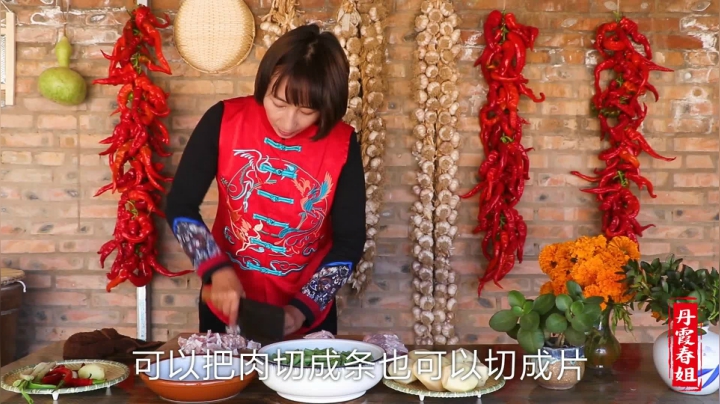 《漂亮娘们儿美食记》407_农村大姐教你做铁锅焖面，一学就会，天天吃都不够，好吃营养美味