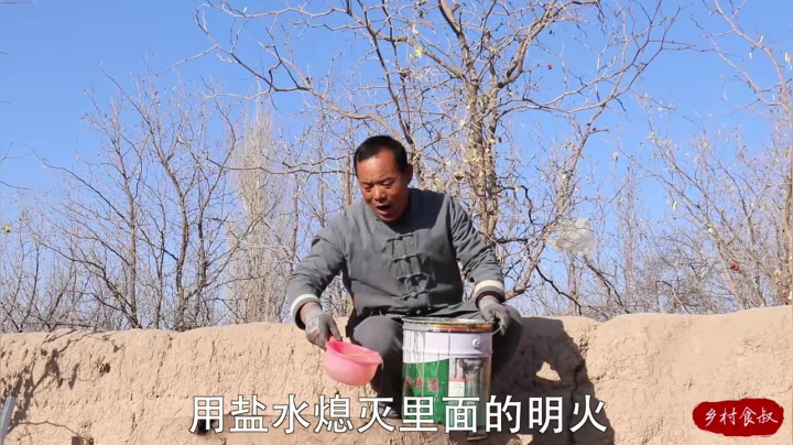 《乡村老流氓美食记》94_520买扇驴排，土馕坑烤到外焦里嫩，农村8人围一桌，啃着真过瘾