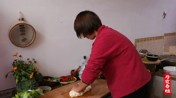 《漂亮娘们儿美食记》405_4个鸡蛋，两碗面，农村大姐教你做“炸油饼”比油条还酥，更好吃