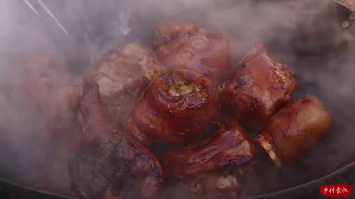 《乡村老流氓美食记》35_买牛头送4根牛蹄子，食叔做“干锅牛蹄”，麻辣够味，越啃越香