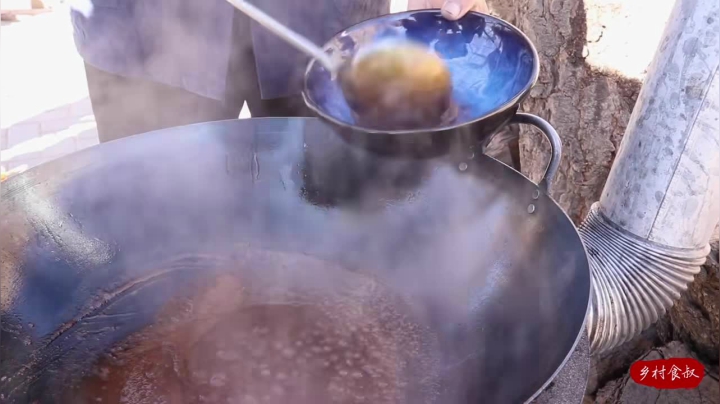 《乡村老流氓美食记》6_140买几只牛蛙，食叔做“铁板牛蛙”，鲜香酱味十足，吃上瘾了