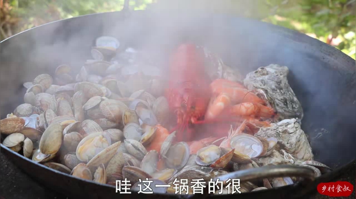 《乡村老流氓美食记》133_海鲜大咖！孩子花600买鲍鱼龙虾，一锅蒸了，一家人总算吃过瘾了
