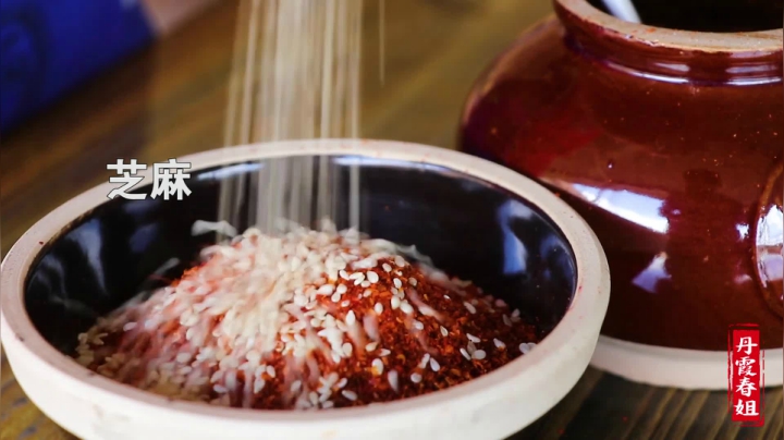 《漂亮娘们儿美食记》417_陕北的山羊蹄好吃“吃相”说明真相，胃口大开，一人8个没够吃