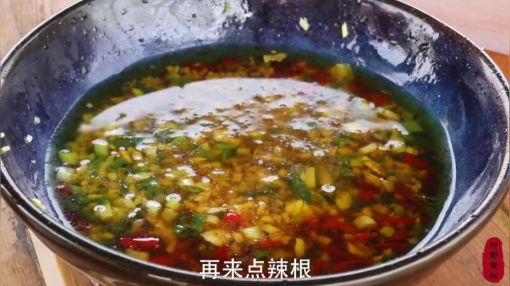 《乡村老流氓美食记》247_25个海螺白水一煮，蘸着辣根，食叔一口闷下去，忙喊过瘾