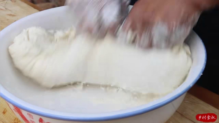 《乡村老流氓美食记》130_卤块猪腿肉，做“腊汁肉夹馍”，咯吱一口咬下去，太满足了