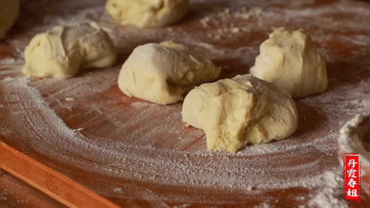 《漂亮娘们儿美食记》393_农村大姐用这种方法做红薯饼，一口下去香甜酥软，看看就流口水了