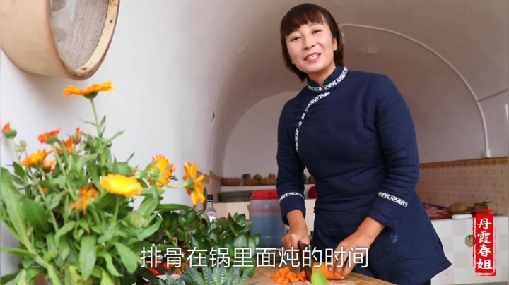 《漂亮娘们儿美食记》403_真正好吃的不是黄焖鸡，而是黄焖排骨，做法简单，味道鲜美又下饭