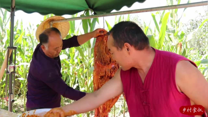 《乡村老流氓美食记》149_食叔整个骆驼架子，土窑烤半天，农村12人围一桌，吃着真带劲