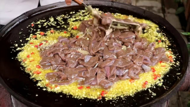 《乡村老流氓美食记》181_火焰土匪牛肝！大叔做整块牛肝下酒，不够吃还要煎块牛排，真过瘾