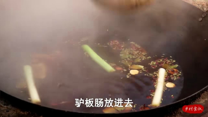 《乡村老流氓美食记》48_都说宁舍孩他娘不舍驴板肠，今天老婆不在，卤一根，果然名不虚传