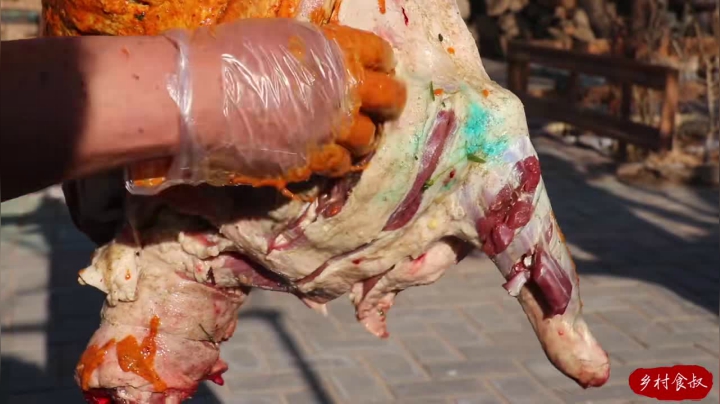 《乡村老流氓美食记》66_1498买头羊，土窑烤半天，食叔请村里邻居老少吃烤全羊，真热闹