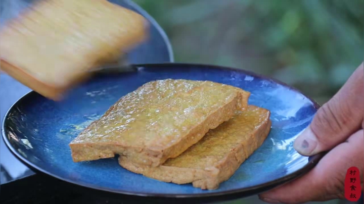 《乡村老流氓美食记》221_1块钱的猪肺，2斤肉，3斤肥肠，做老北京卤煮，老婆子今天吃撑了