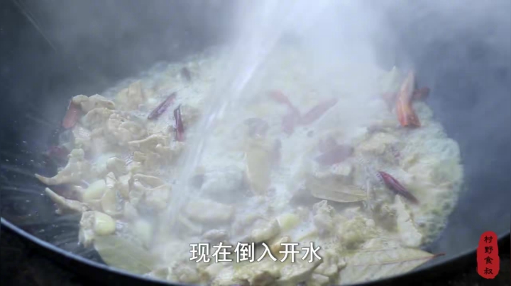 《乡村老流氓美食记》182_没人要的牛肺子，拿来做个干锅吃，缩水太严重了，吃着真攒劲