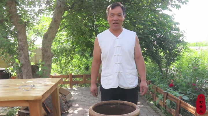 《乡村老流氓美食记》205_1100买头羊，2米宽的土窑烤全羊，农村小院6人围一桌，真过瘾